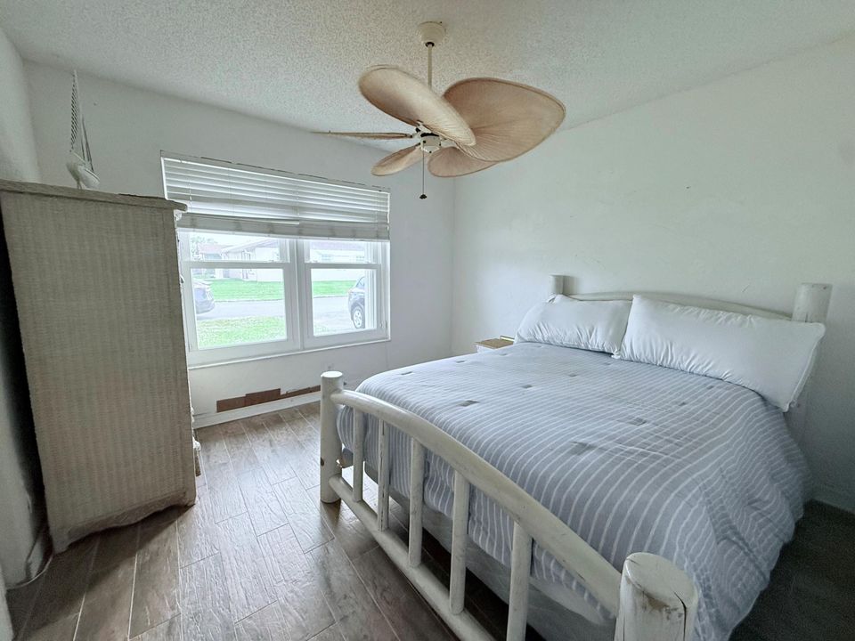 For Sale: $259,900 (2 beds, 2 baths, 1169 Square Feet)