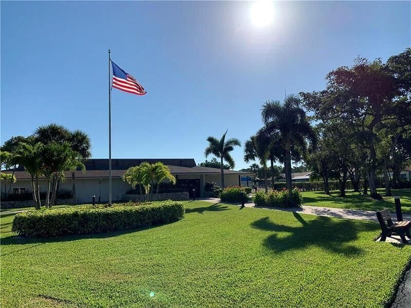 For Sale: $259,900 (2 beds, 2 baths, 1169 Square Feet)