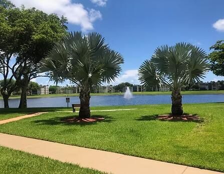 For Sale: $259,900 (2 beds, 2 baths, 1169 Square Feet)