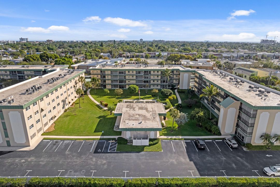 For Sale: $265,000 (2 beds, 2 baths, 1090 Square Feet)