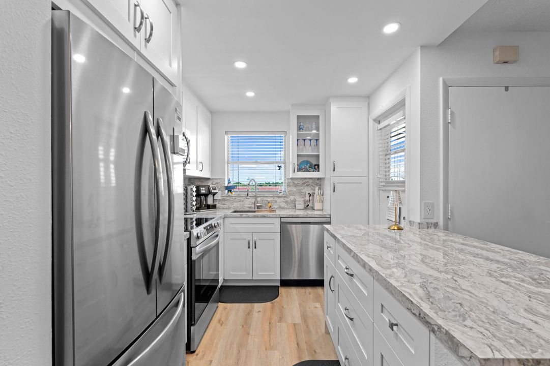 For Sale: $265,000 (2 beds, 2 baths, 1090 Square Feet)