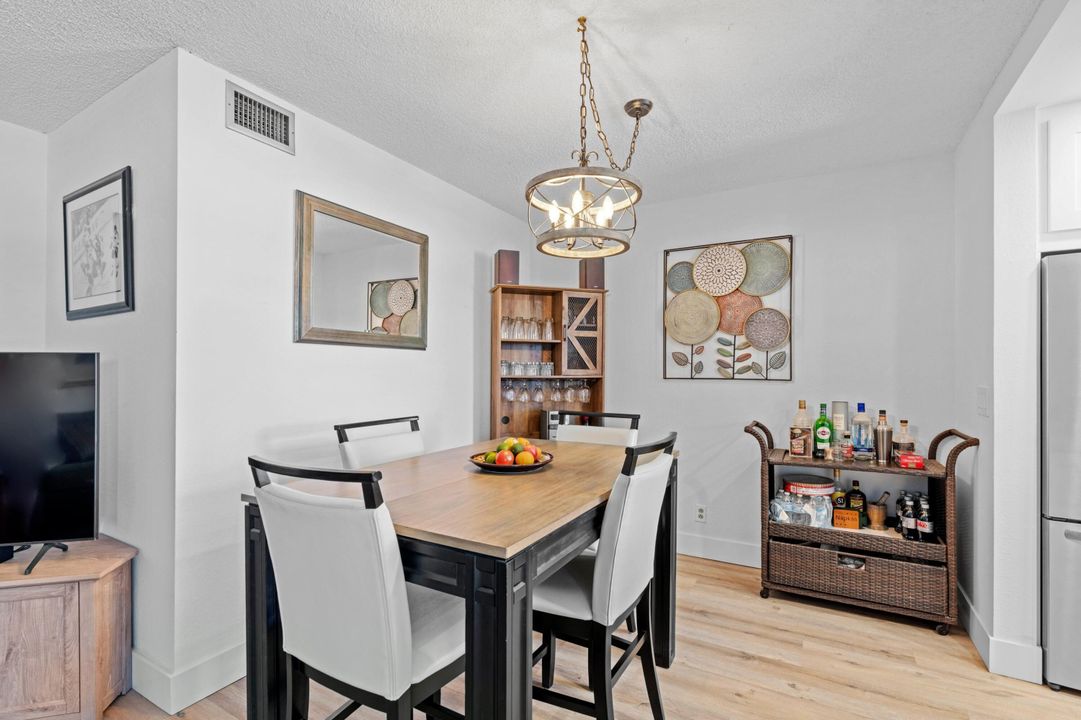 For Sale: $265,000 (2 beds, 2 baths, 1090 Square Feet)