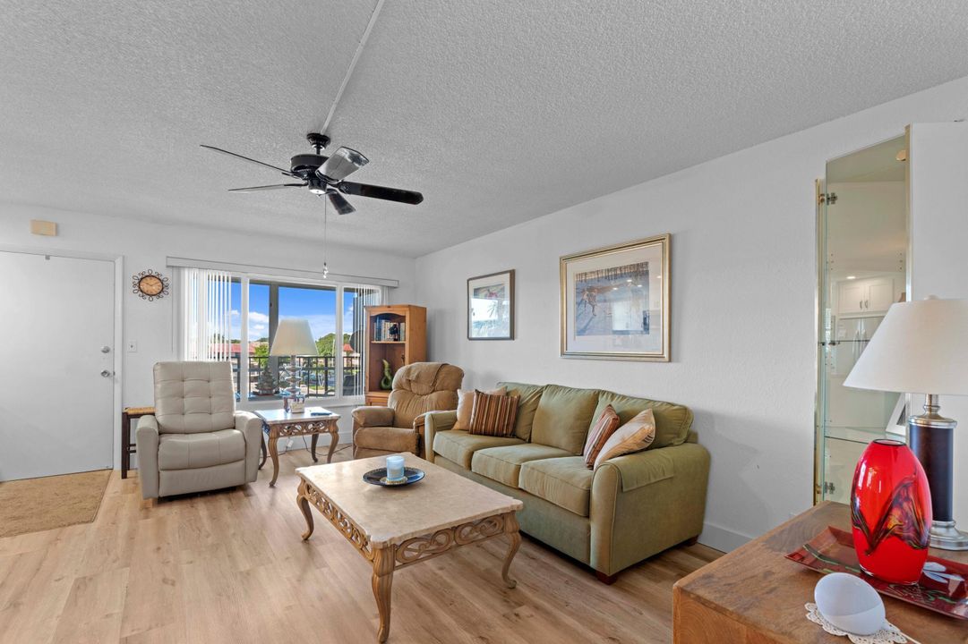 For Sale: $265,000 (2 beds, 2 baths, 1090 Square Feet)