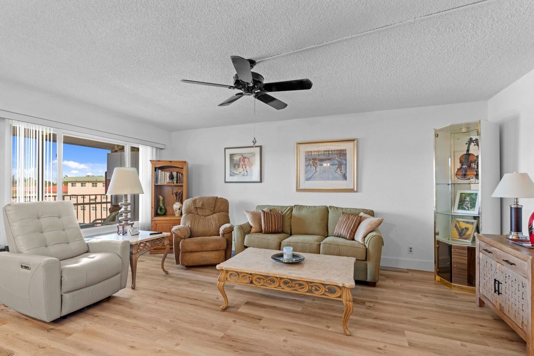 For Sale: $265,000 (2 beds, 2 baths, 1090 Square Feet)