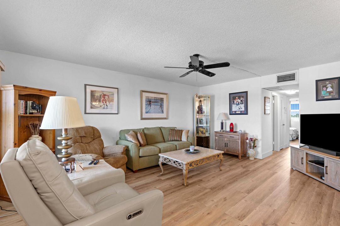 For Sale: $265,000 (2 beds, 2 baths, 1090 Square Feet)