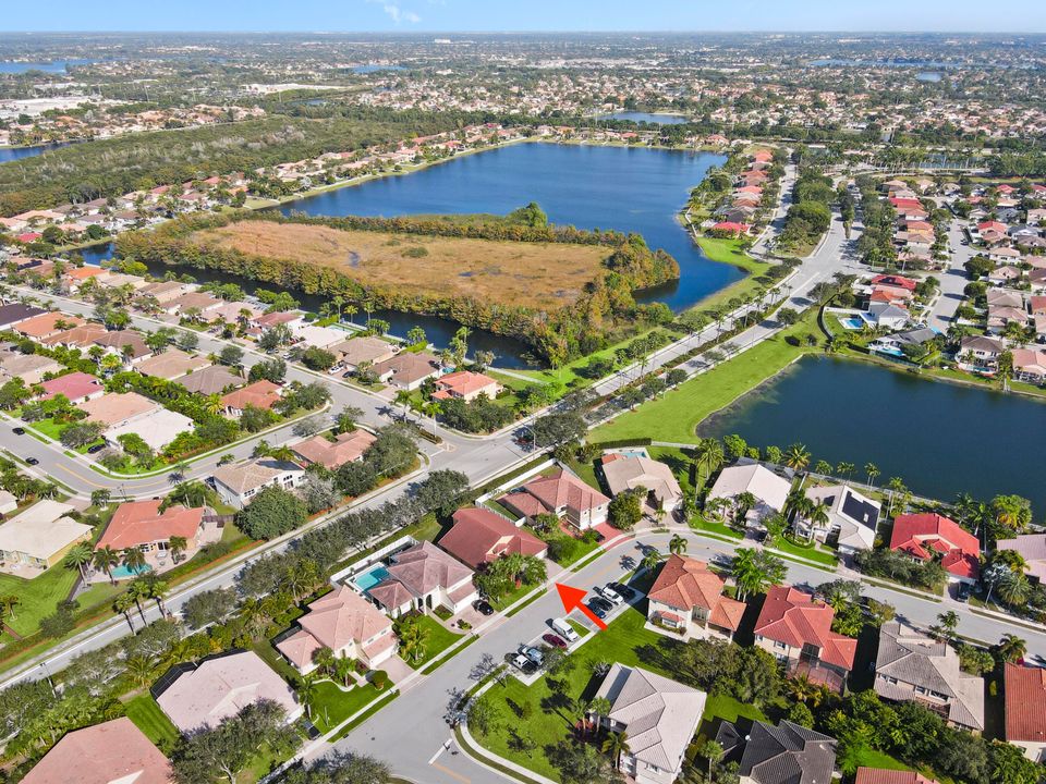 合同活跃: $799,000 (5 贝兹, 4 浴室, 2742 平方英尺)