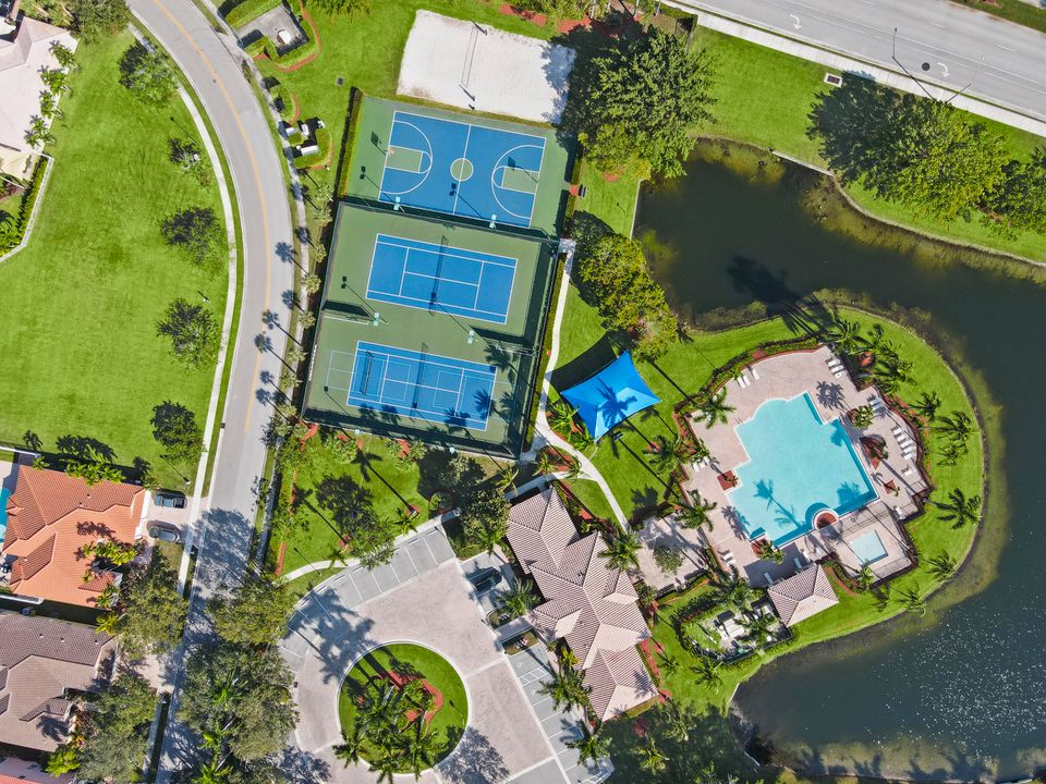 合同活跃: $799,000 (5 贝兹, 4 浴室, 2742 平方英尺)