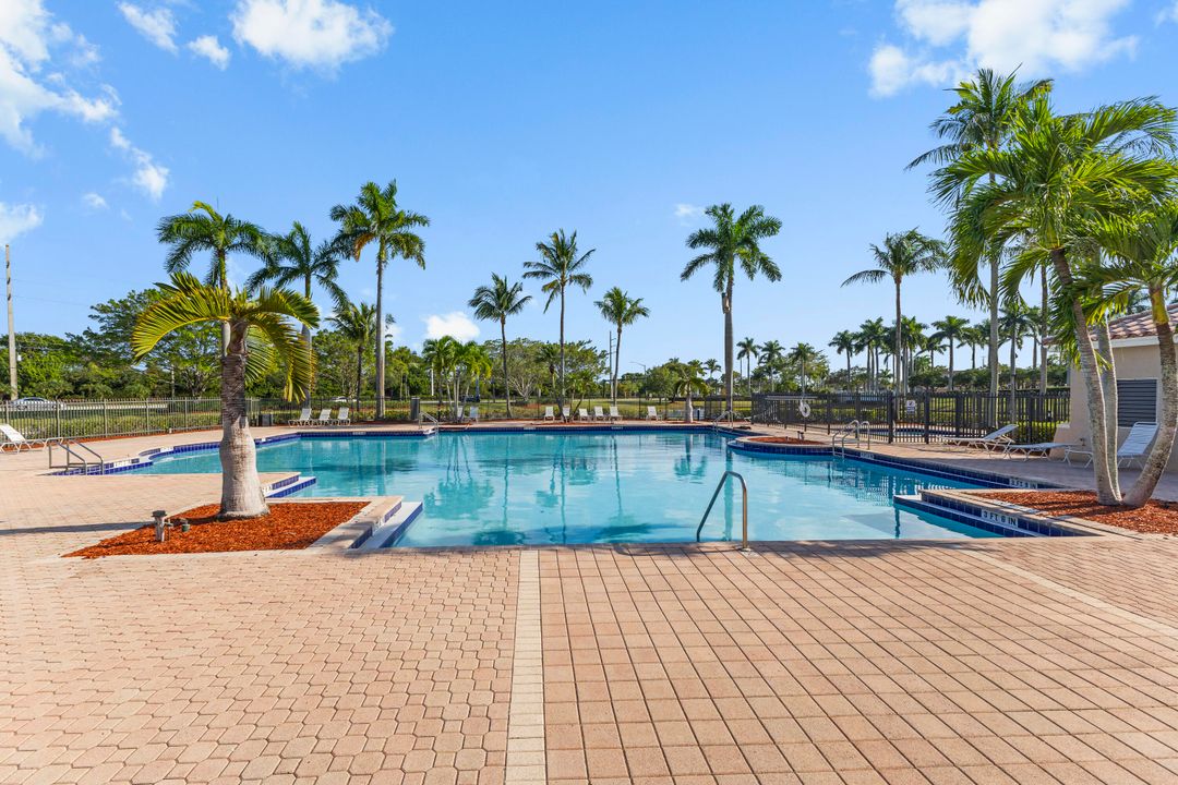 合同活跃: $799,000 (5 贝兹, 4 浴室, 2742 平方英尺)