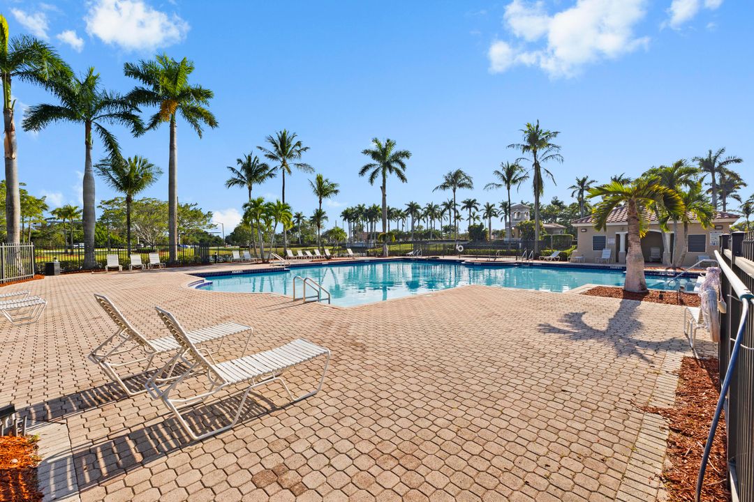 合同活跃: $799,000 (5 贝兹, 4 浴室, 2742 平方英尺)