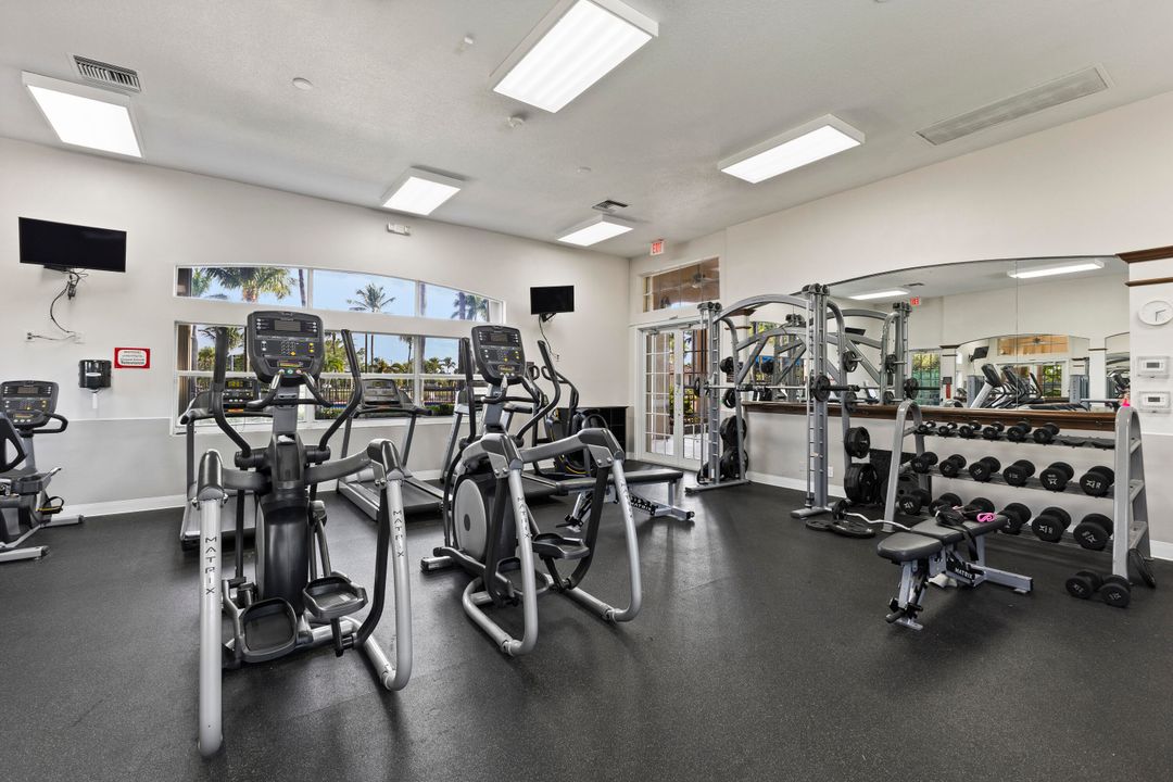 合同活跃: $799,000 (5 贝兹, 4 浴室, 2742 平方英尺)