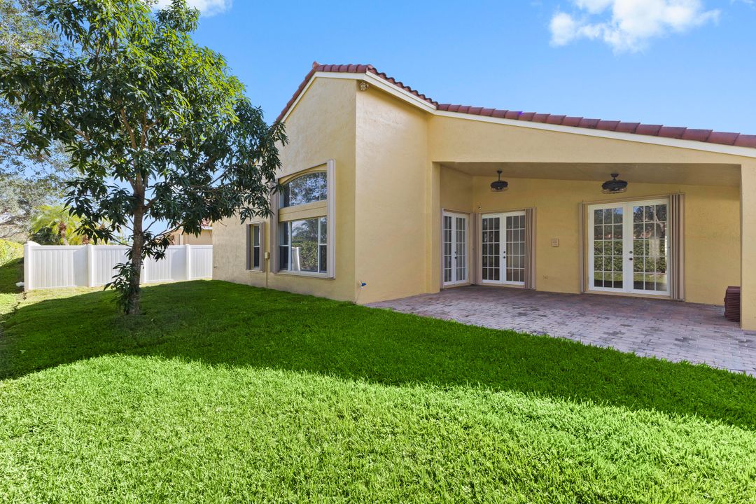 合同活跃: $799,000 (5 贝兹, 4 浴室, 2742 平方英尺)