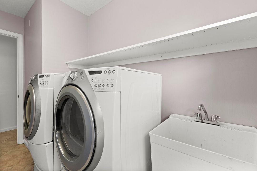 合同活跃: $799,000 (5 贝兹, 4 浴室, 2742 平方英尺)