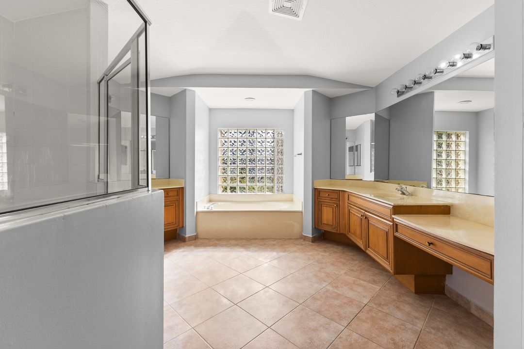 合同活跃: $799,000 (5 贝兹, 4 浴室, 2742 平方英尺)