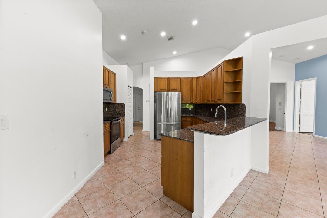 合同活跃: $799,000 (5 贝兹, 4 浴室, 2742 平方英尺)