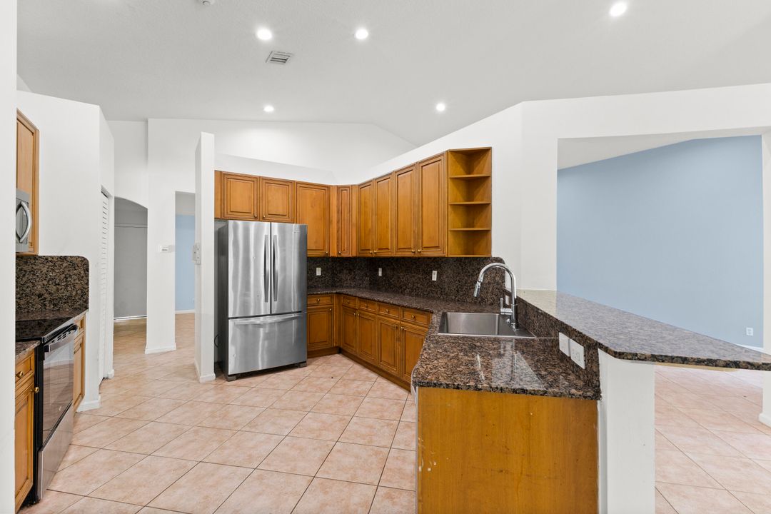 合同活跃: $799,000 (5 贝兹, 4 浴室, 2742 平方英尺)