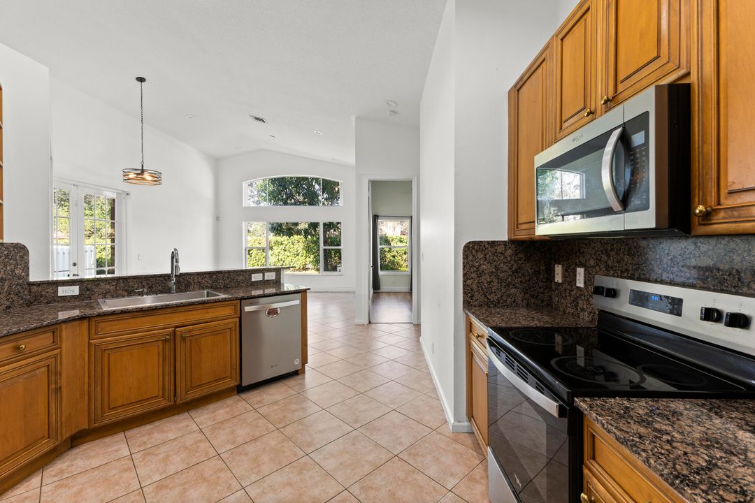 合同活跃: $799,000 (5 贝兹, 4 浴室, 2742 平方英尺)