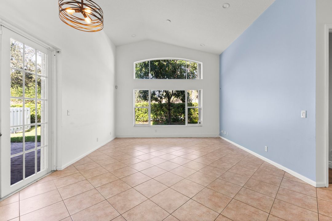 合同活跃: $799,000 (5 贝兹, 4 浴室, 2742 平方英尺)