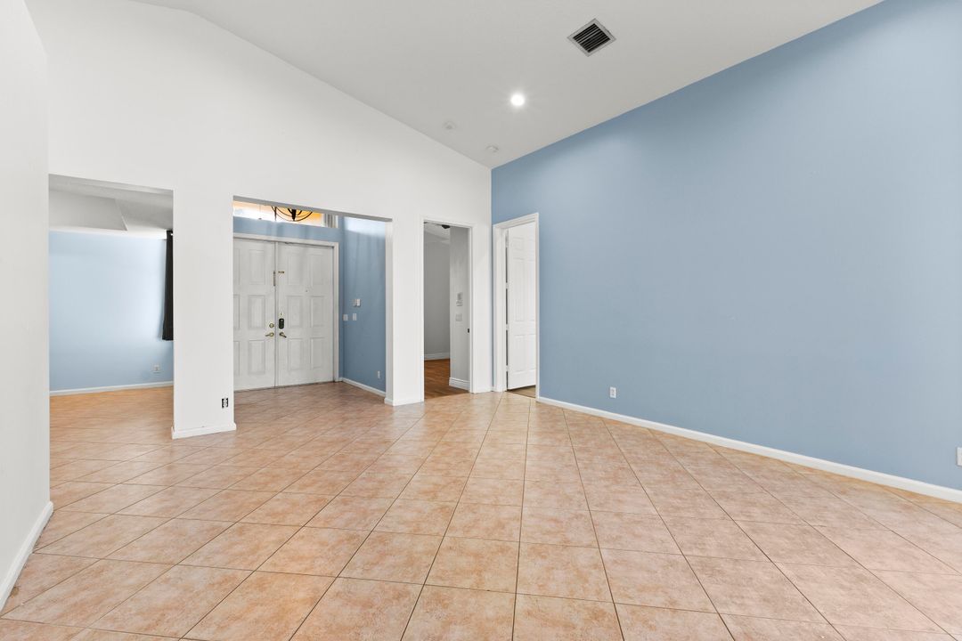 合同活跃: $799,000 (5 贝兹, 4 浴室, 2742 平方英尺)