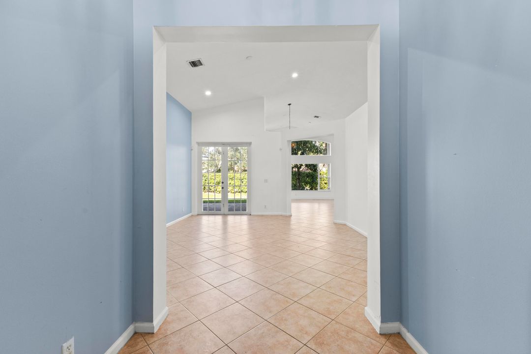 合同活跃: $799,000 (5 贝兹, 4 浴室, 2742 平方英尺)