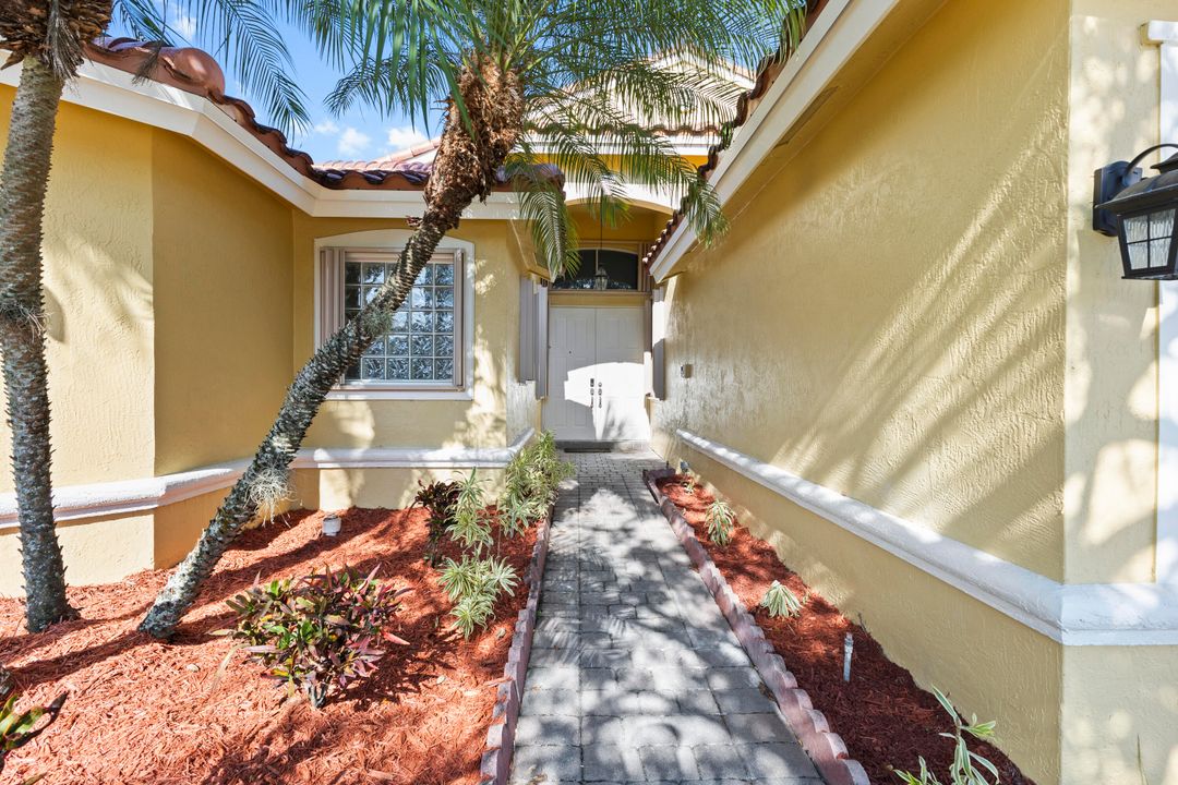 合同活跃: $799,000 (5 贝兹, 4 浴室, 2742 平方英尺)