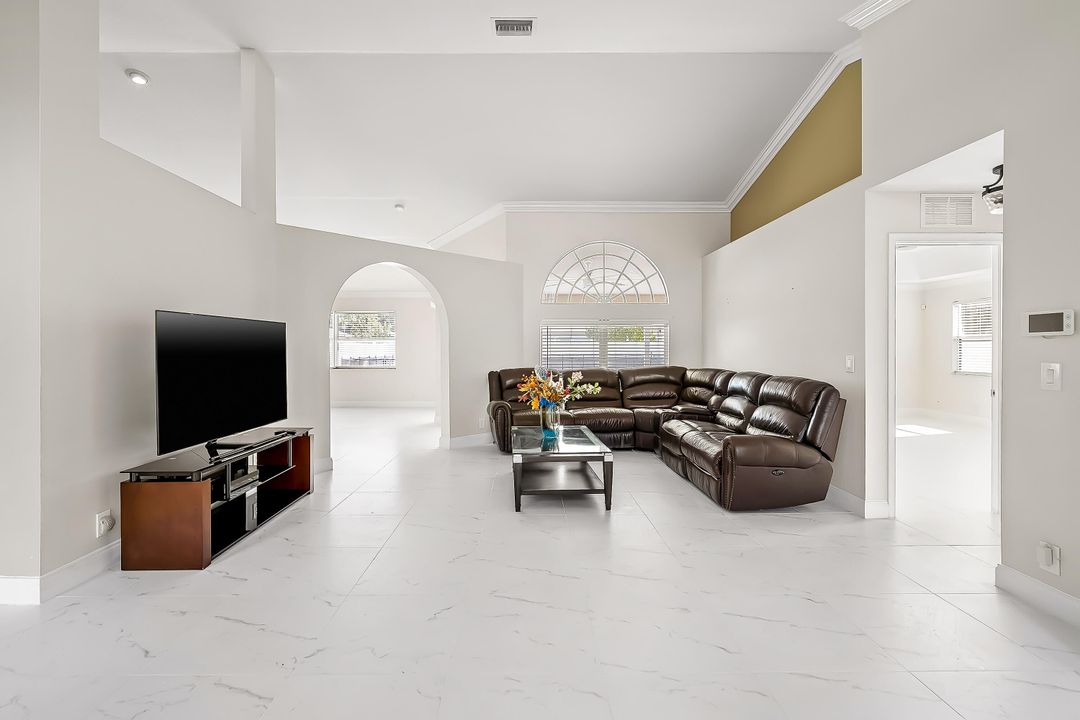 Под контрактом: $3,400 (3 спален, 2 ванн, 2076 Квадратных фут)