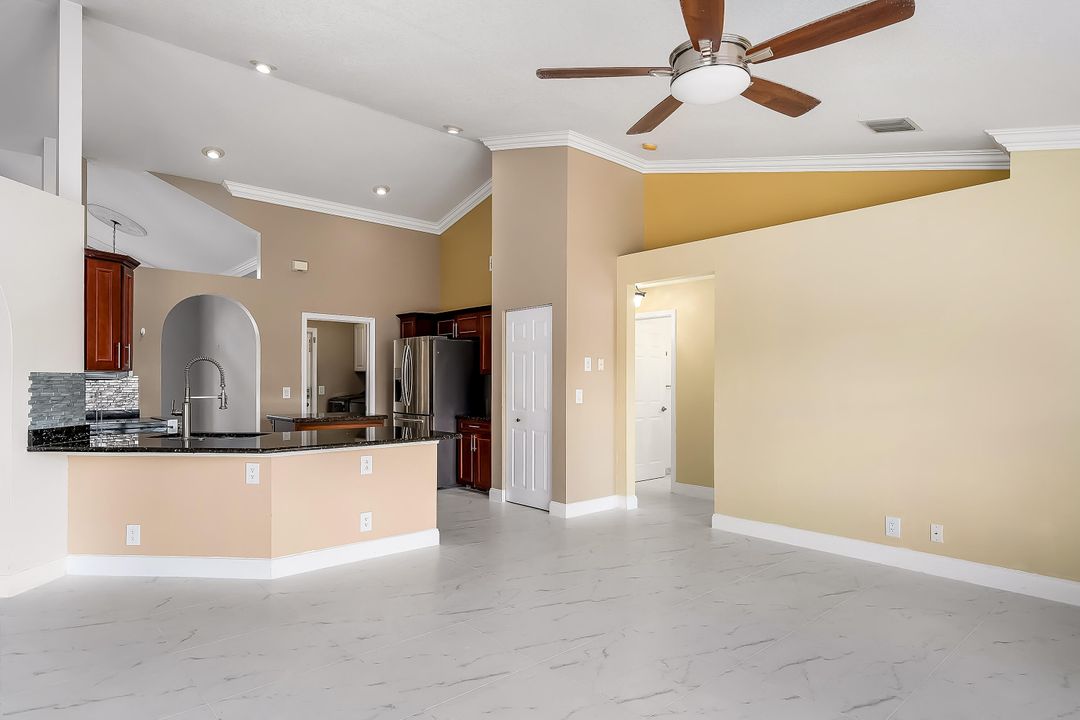 Под контрактом: $3,400 (3 спален, 2 ванн, 2076 Квадратных фут)