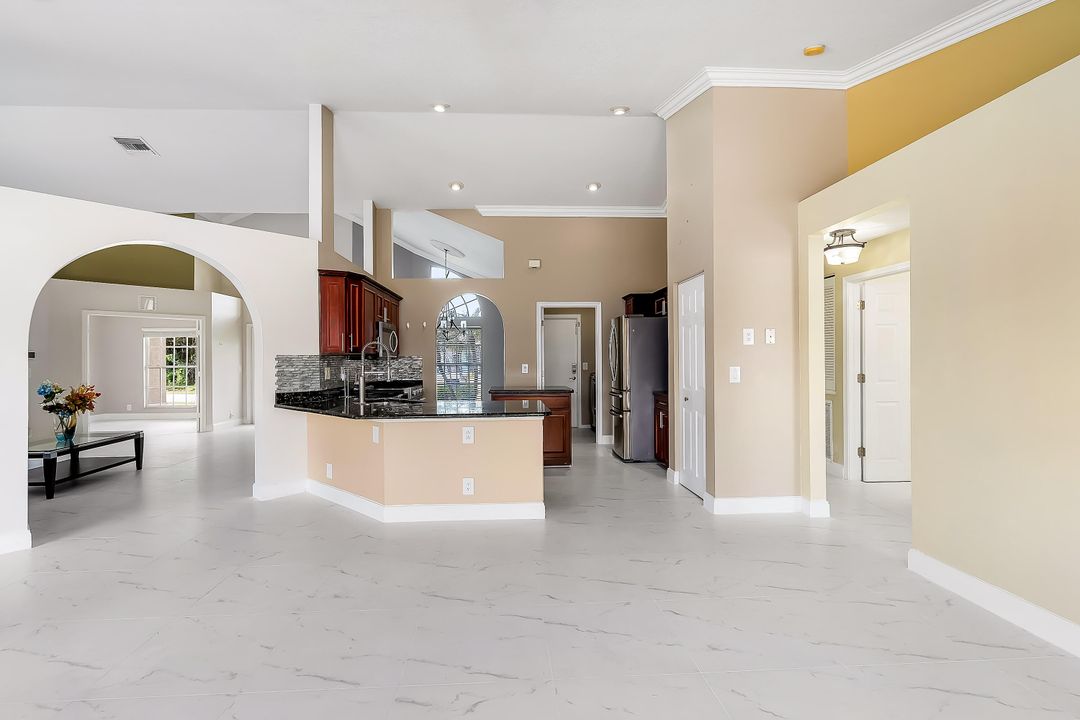 Под контрактом: $3,400 (3 спален, 2 ванн, 2076 Квадратных фут)