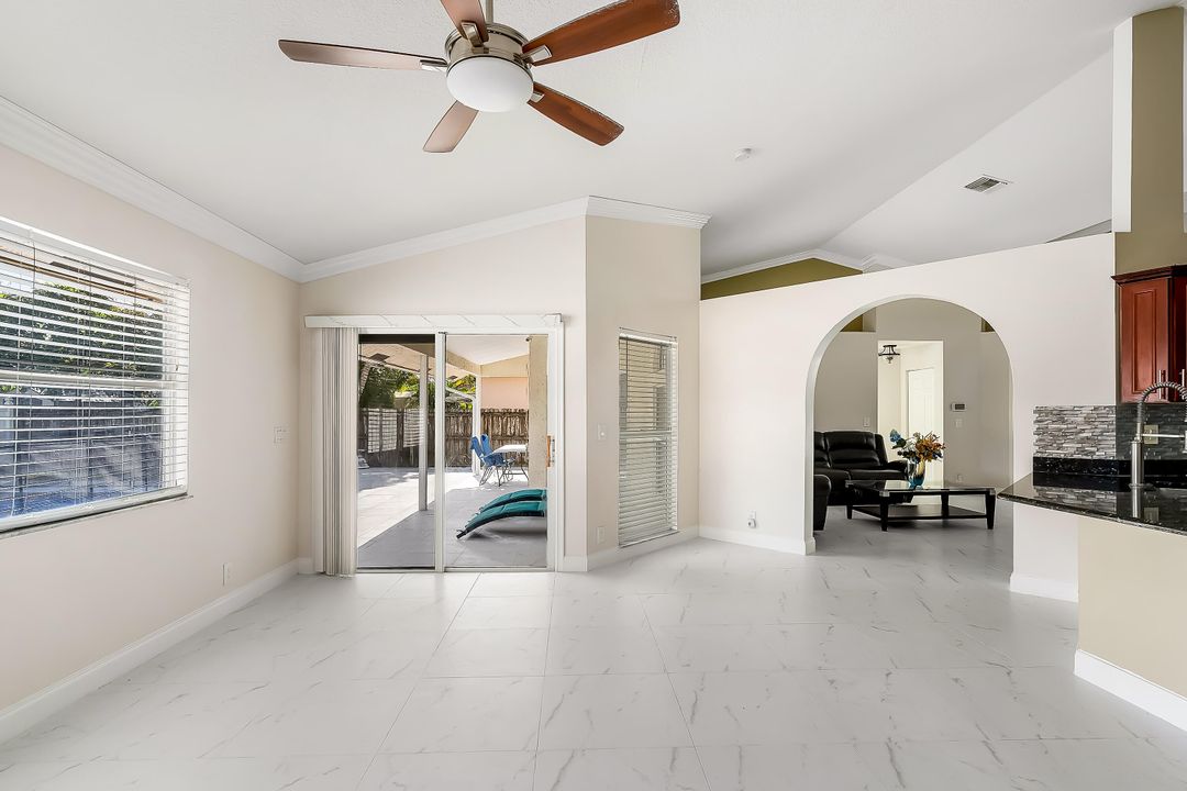 Под контрактом: $3,400 (3 спален, 2 ванн, 2076 Квадратных фут)