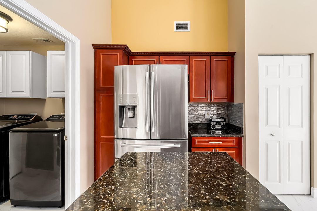 Под контрактом: $3,400 (3 спален, 2 ванн, 2076 Квадратных фут)