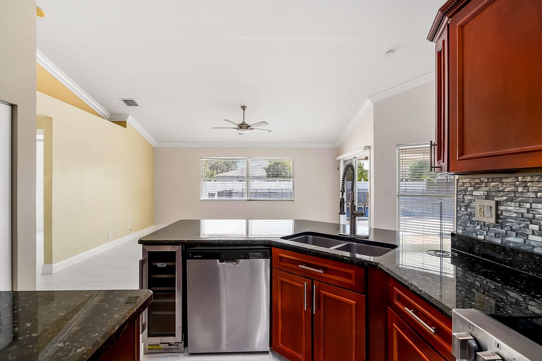 Под контрактом: $3,400 (3 спален, 2 ванн, 2076 Квадратных фут)