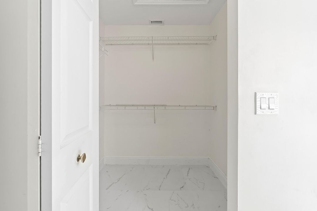 Под контрактом: $3,400 (3 спален, 2 ванн, 2076 Квадратных фут)