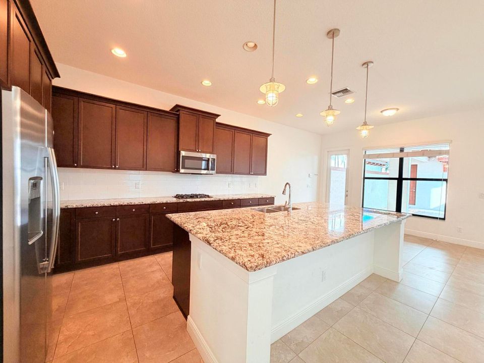 For Rent: $8,500 (5 beds, 5 baths, 3760 Square Feet)