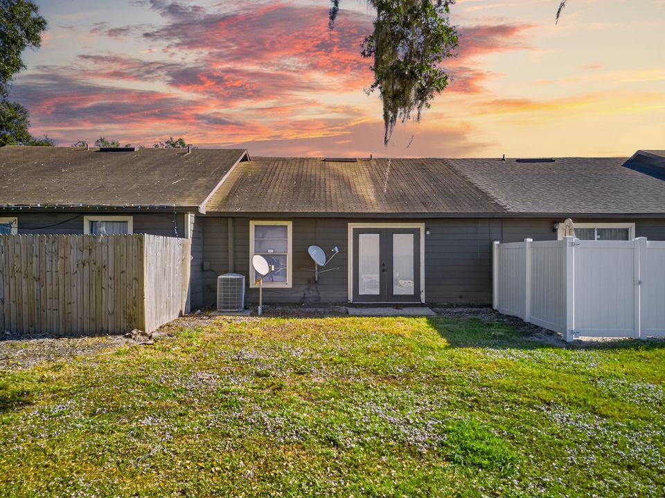 На продажу: $265,000 (2 спален, 1 ванн, 990 Квадратных фут)