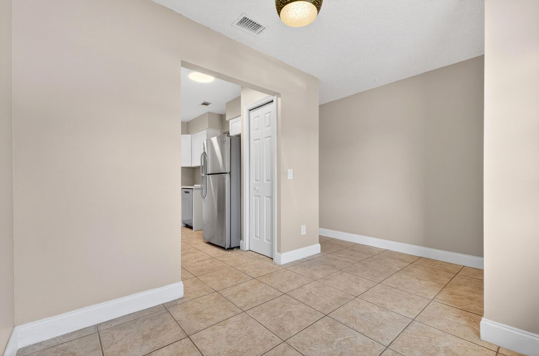 На продажу: $265,000 (2 спален, 1 ванн, 990 Квадратных фут)