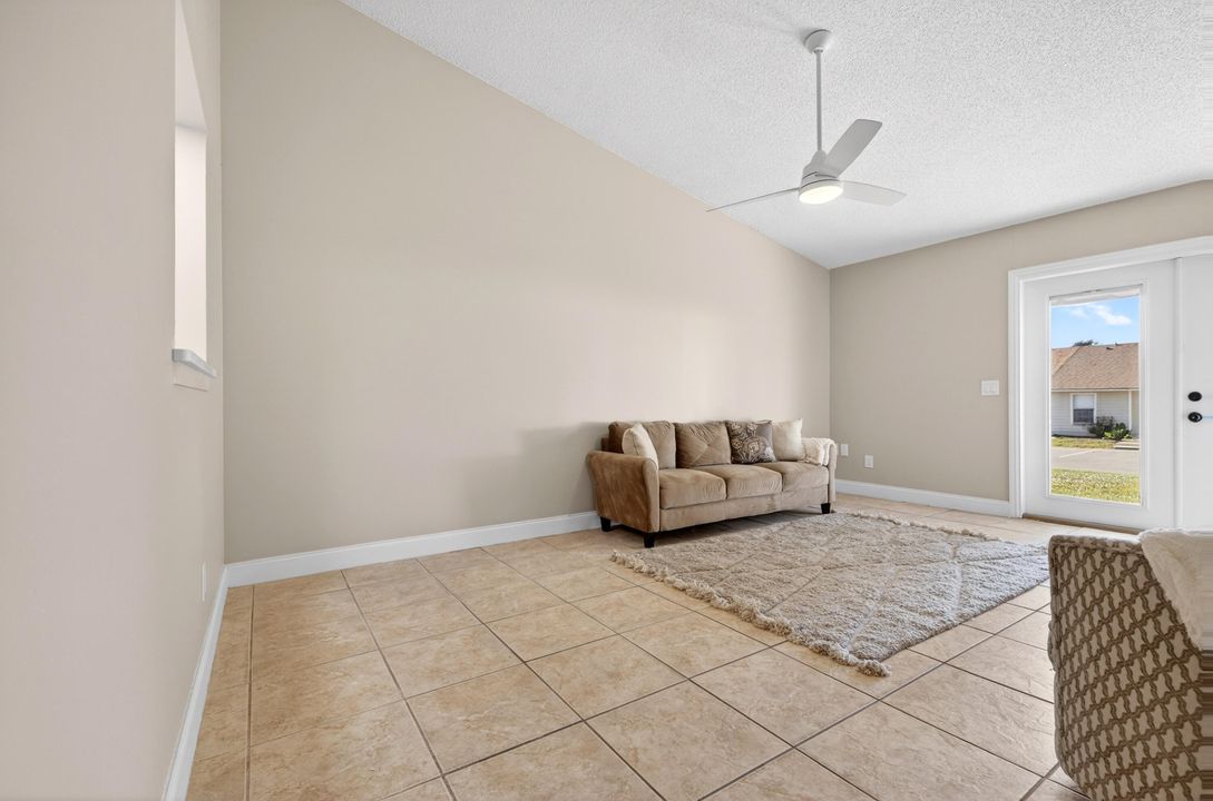 На продажу: $265,000 (2 спален, 1 ванн, 990 Квадратных фут)