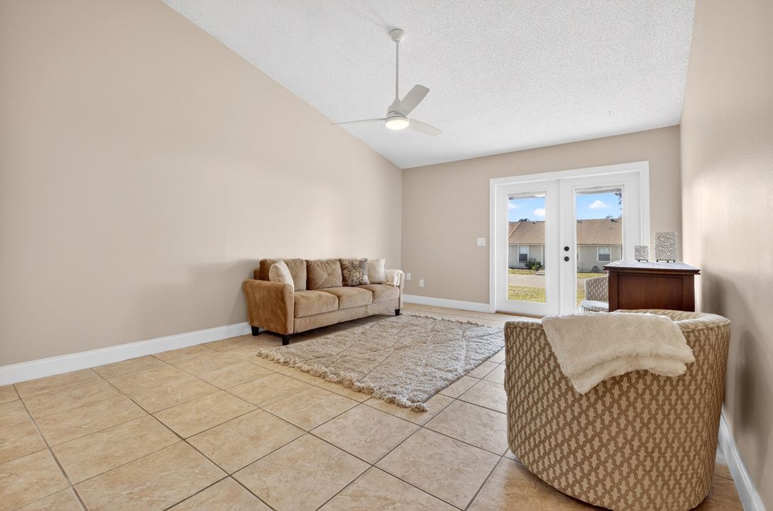 На продажу: $265,000 (2 спален, 1 ванн, 990 Квадратных фут)