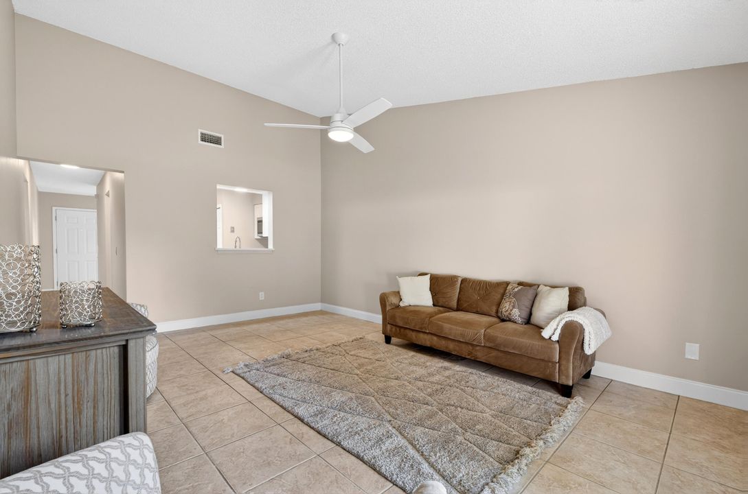 На продажу: $265,000 (2 спален, 1 ванн, 990 Квадратных фут)