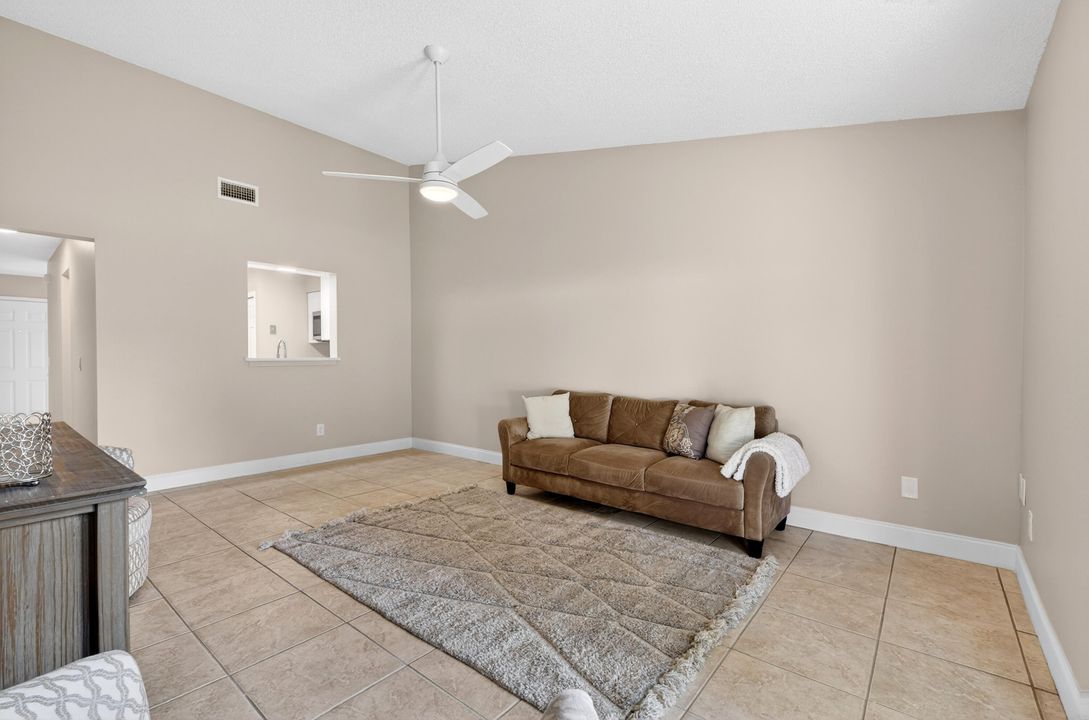 На продажу: $265,000 (2 спален, 1 ванн, 990 Квадратных фут)