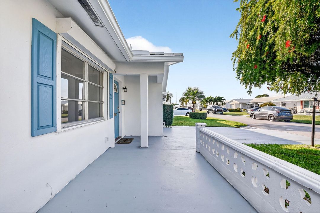 For Sale: $299,000 (2 beds, 2 baths, 1077 Square Feet)