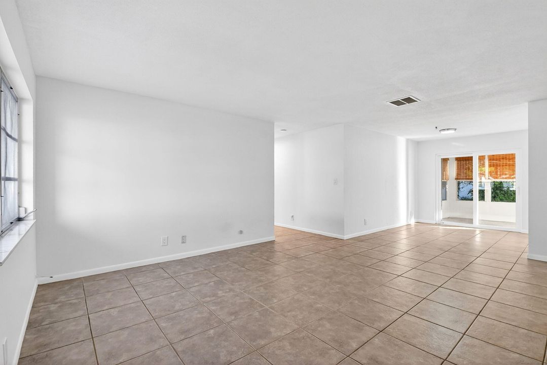 For Sale: $299,000 (2 beds, 2 baths, 1077 Square Feet)