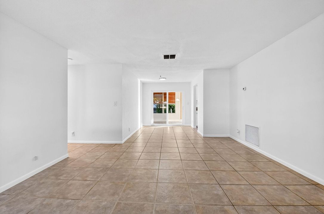 For Sale: $299,000 (2 beds, 2 baths, 1077 Square Feet)