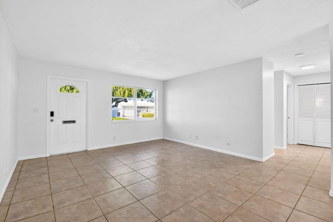 For Sale: $299,000 (2 beds, 2 baths, 1077 Square Feet)