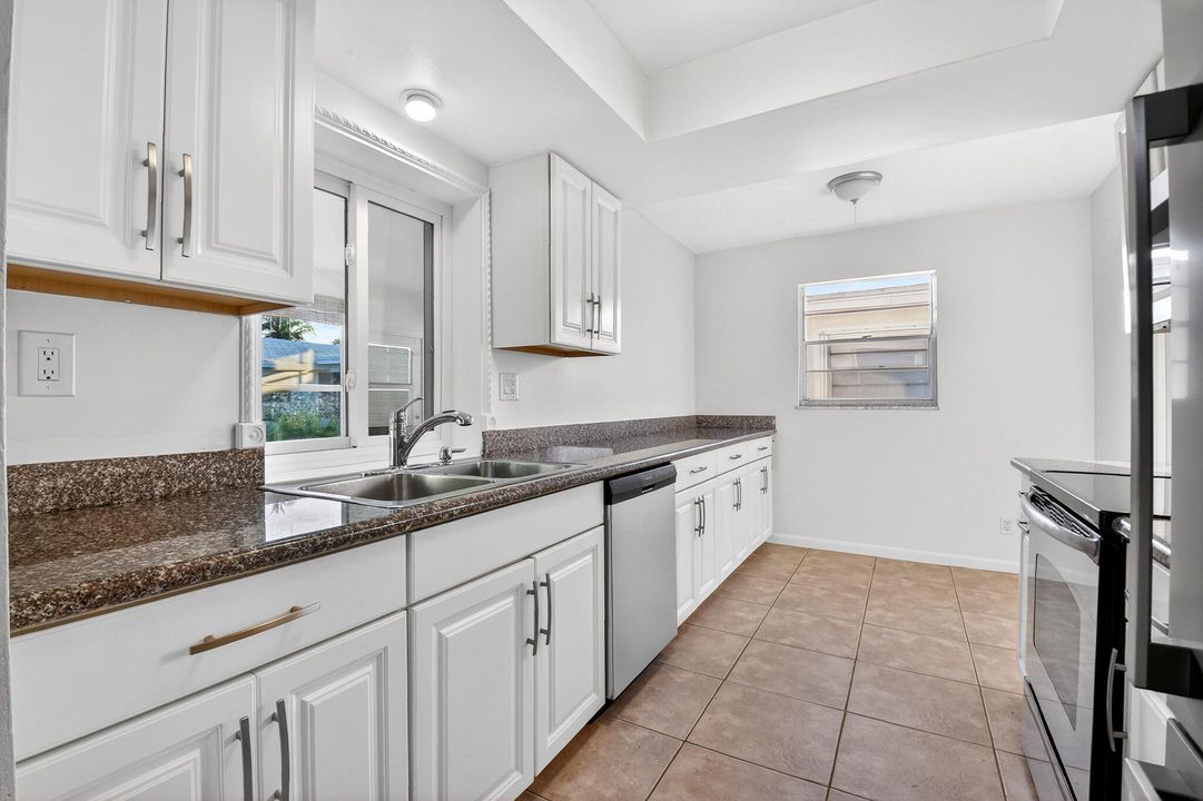 For Sale: $299,000 (2 beds, 2 baths, 1077 Square Feet)