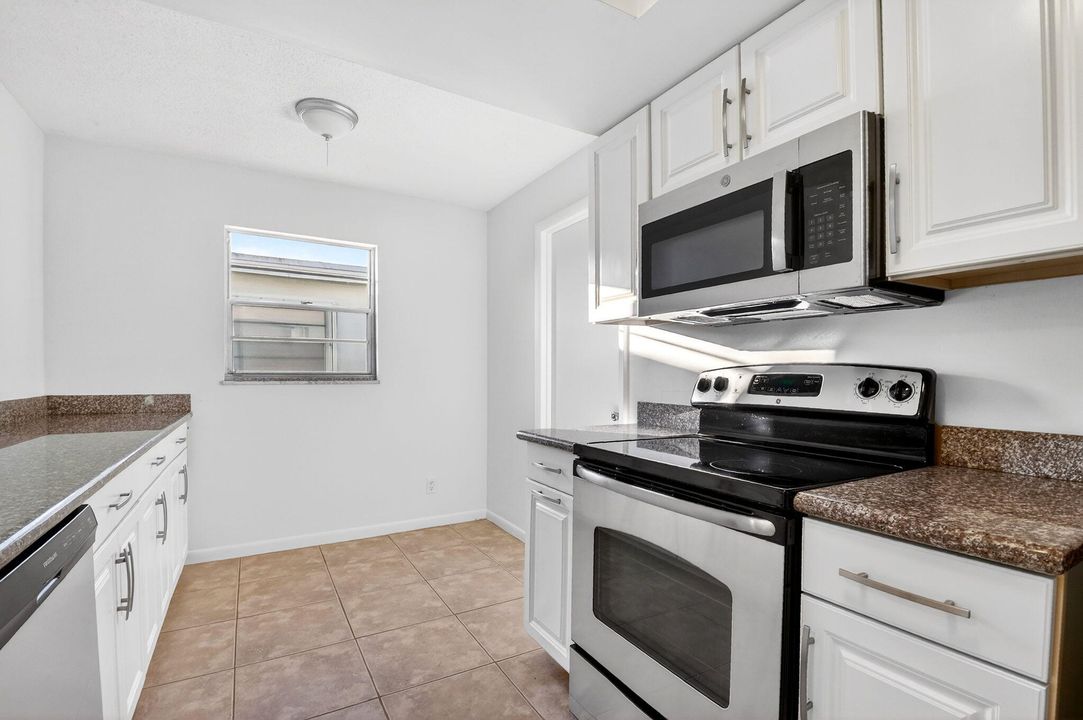For Sale: $299,000 (2 beds, 2 baths, 1077 Square Feet)