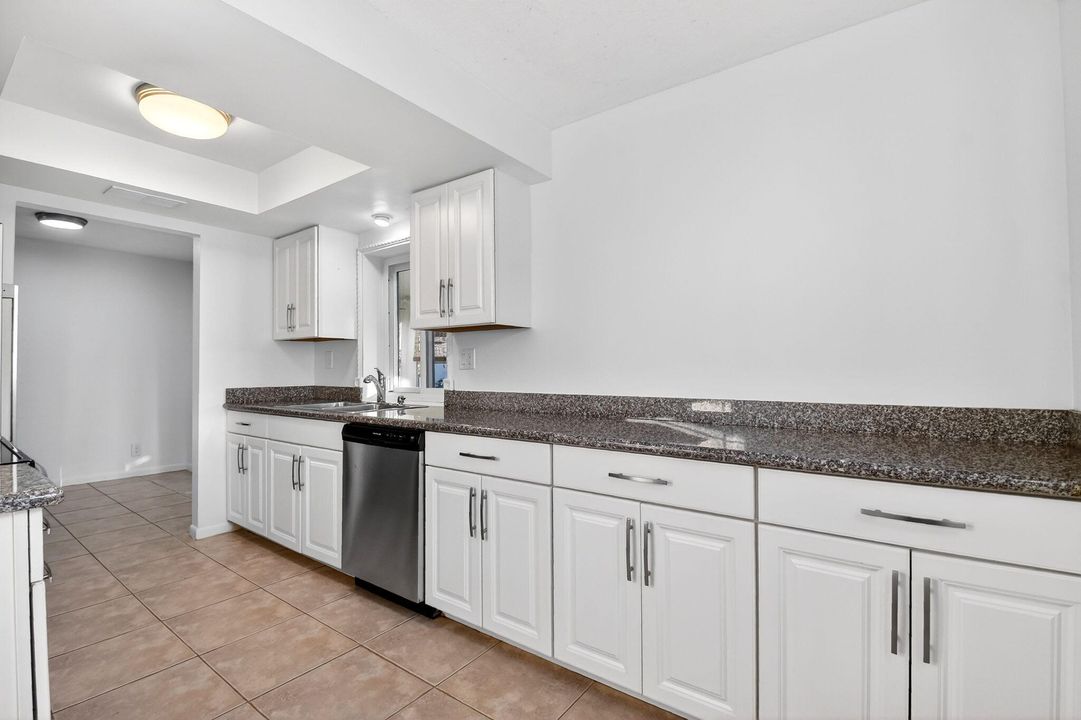 For Sale: $299,000 (2 beds, 2 baths, 1077 Square Feet)