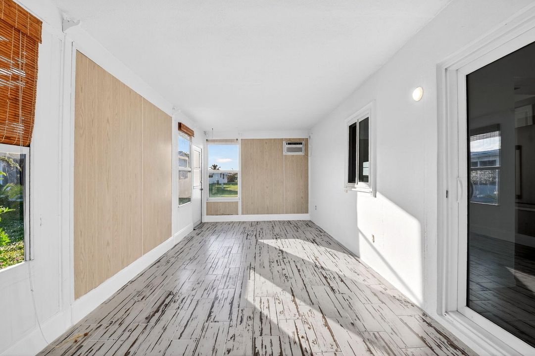 For Sale: $299,000 (2 beds, 2 baths, 1077 Square Feet)