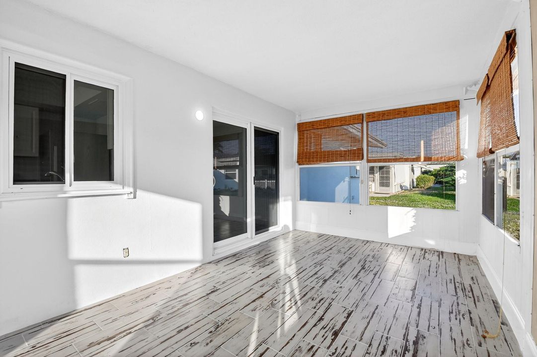 For Sale: $299,000 (2 beds, 2 baths, 1077 Square Feet)