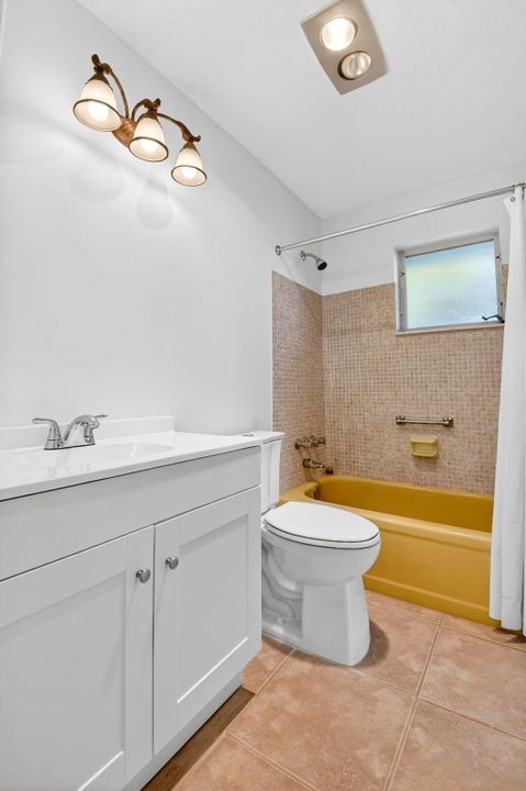 For Sale: $299,000 (2 beds, 2 baths, 1077 Square Feet)