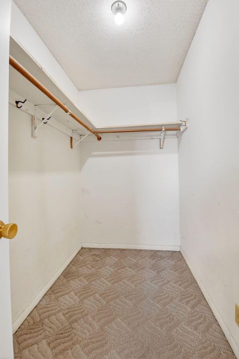 For Sale: $299,000 (2 beds, 2 baths, 1077 Square Feet)