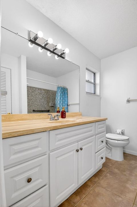 For Sale: $299,000 (2 beds, 2 baths, 1077 Square Feet)